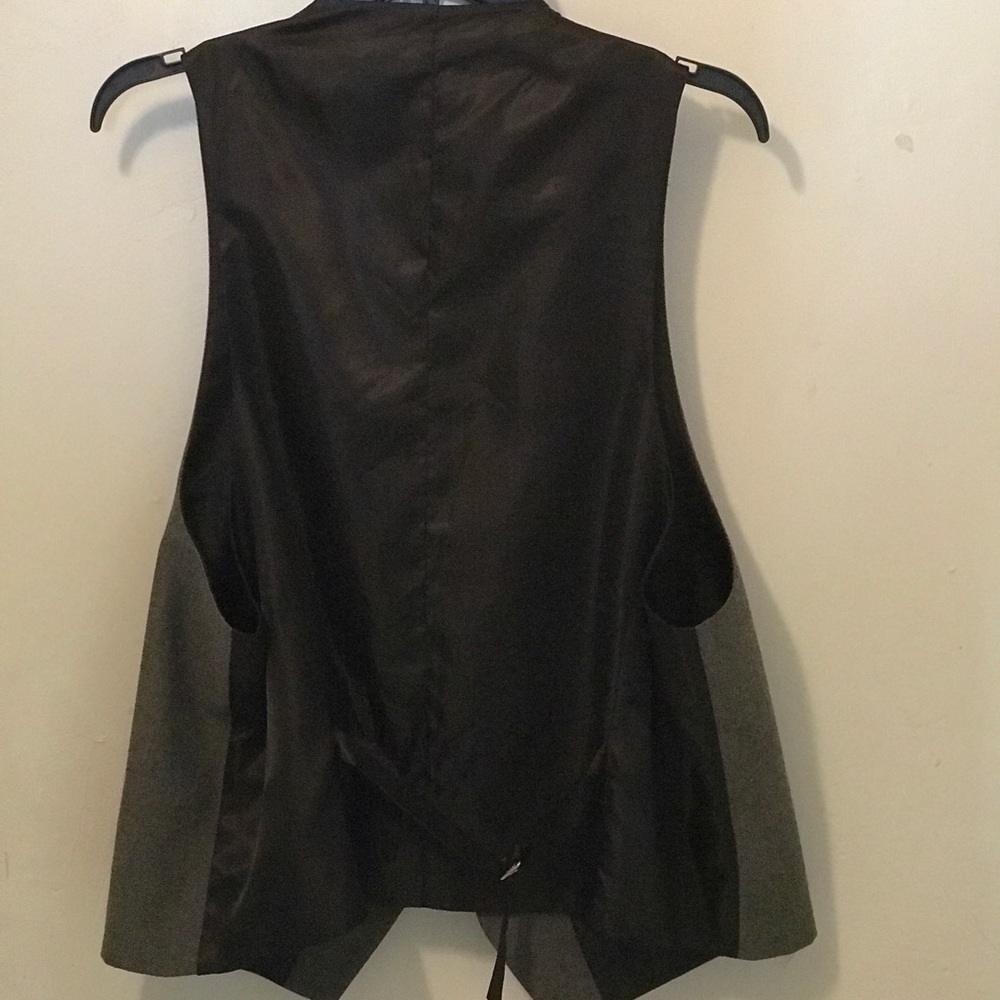 Men’s Vest - Picture 2 of 6